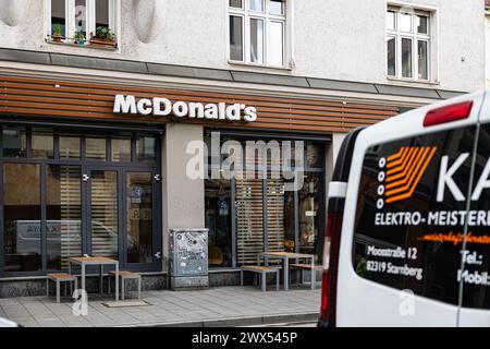 München, Deutschland. März 2024. McDonald's Spaziergang durch Schwabing am 27. März 2024 in München, Deutschland. (Foto: Alexander Pohl/SIPA USA) Credit: SIPA USA/Alamy Live News Stockfoto