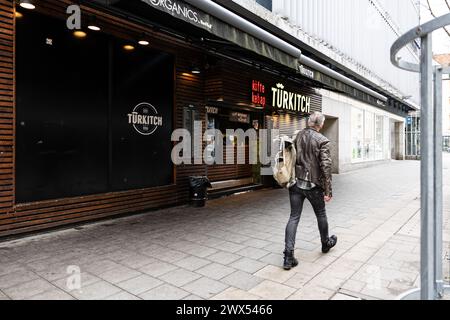 München, Deutschland. März 2024. Türkitch. Spaziergang durch Schwabing am 27. März 2024 in München, Deutschland. (Foto: Alexander Pohl/SIPA USA) Credit: SIPA USA/Alamy Live News Stockfoto