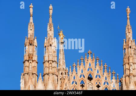 Mailand, Italien - 9. Januar 2022: Vergoldete Bronzestatue Maria genannt Madonnina auf dem Turm des Duomo Stockfoto