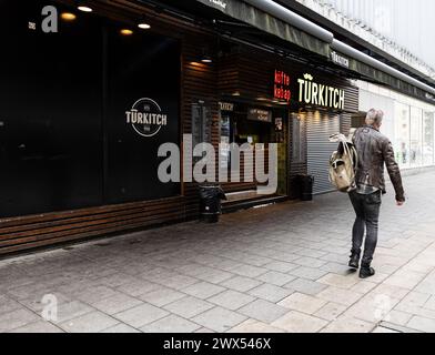 München, Deutschland. März 2024. Türkitch. Spaziergang durch Schwabing am 27. März 2024 in München, Deutschland. (Foto: Alexander Pohl/SIPA USA) Credit: SIPA USA/Alamy Live News Stockfoto