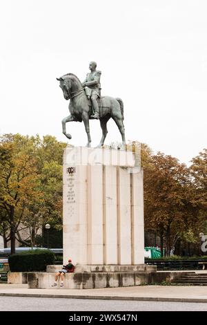 Paris, Frankreich - 1. Oktober 2023: Reiterstatue von Marschall Ferdinand Foch auf dem berühmten Place du Trocadero in Paris Stockfoto