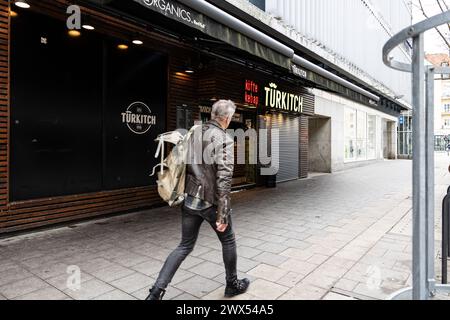 München, Deutschland. März 2024. Türkitch. Spaziergang durch Schwabing am 27. März 2024 in München, Deutschland. (Foto: Alexander Pohl/SIPA USA) Credit: SIPA USA/Alamy Live News Stockfoto