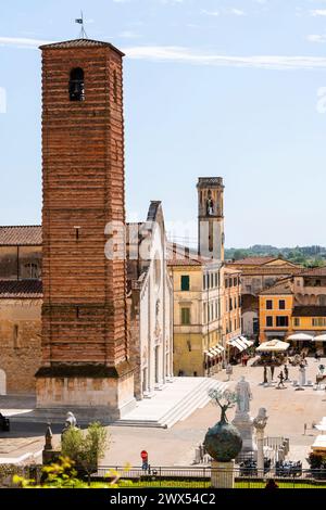 Stadtbild der mittelalterlichen italienischen Stadt Pietrasanta, Hauptplatz, Dächer von kleinen Häusern, Blick aus der Luft Stockfoto