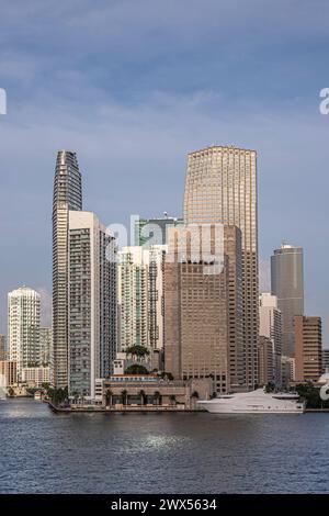 Miami, Florida, USA - 29. Juli 2023: Porträt, Küstenlinie von der Flussmündung entlang des Intercontinental Hotels zwischen weiteren Wolkenkratzergebäuden. Seafair Yachten Stockfoto