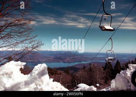 Eindrucksvoller Blick vom Mottarone Berg (Stresa-Seite) an einem Wintermorgen, nach einem Schneefall Seen und Berge im Hintergrund. Piemont - Italien. Stockfoto