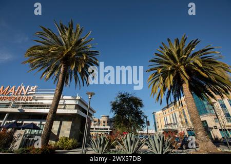 Cupertino, Kalifornien, USA - 1. Januar 2023: Die Nachmittagssonne scheint auf der Main Street Cupertino, einem gemischten Wohnviertel und Einzelhandel in der Innenstadt. Stockfoto