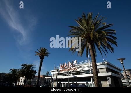 Cupertino, Kalifornien, USA - 1. Januar 2023: Die Nachmittagssonne scheint auf der Main Street Cupertino, einem gemischten Wohnviertel und Einzelhandel in der Innenstadt. Stockfoto