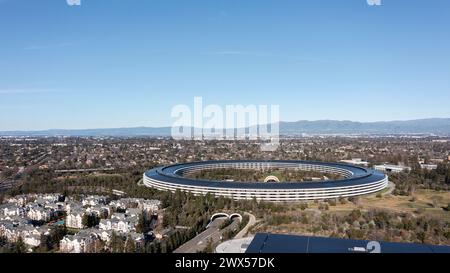 Cupertino, Kalifornien, USA - 1. Januar 2023: Die Nachmittagssonne scheint im Apple Park, dem Hauptsitz von Apple Inc Stockfoto