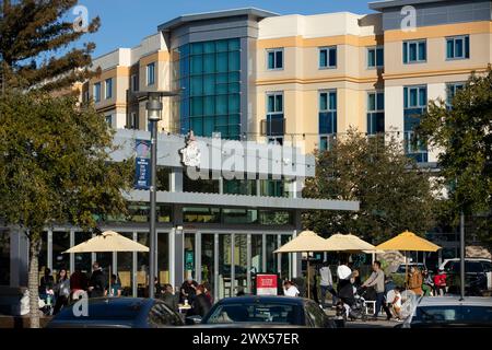 Cupertino, Kalifornien, USA - 1. Januar 2023: In der Main Street Cupertino können Gäste spazieren gehen und essen. Stockfoto