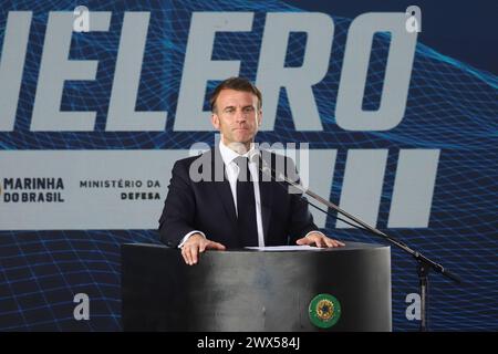 Der französische Präsident Emmanuel Macron und der brasilianische Präsident Luiz Inacio Lula da Silva während der Startzeremonie des U-Bootes Tonelero auf der Marinestützpunkt Itaguai im brasilianischen Bundesstaat Rio de Janeiro am 27. März 2024. Präsident Emmanuel Macron sagte Brasilien Mittwoch, Frankreich sei "an Ihrer Seite", da das Land die Entwicklung von Atom-U-Booten anstrebe, ohne jedoch eine spezifische Zusammenarbeit bei der Nuklearantriebstechnologie anzukündigen, für die Brasilia plädiert hat. Macron sprach während einer Zeremonie, um Brasiliens drittes französisches U-Boot zu starten, das helfen wird, das lange C des Landes zu sichern Stockfoto