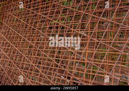 Rostige Bewehrungen, die im Freien auf einer Baustelle liegen Stockfoto