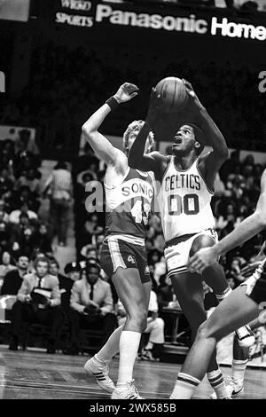 Robert Parish (00) Boston Celtics und Jack Sikma (43) Seattle SuperSonics in einem Spiel im Jahr 1982 Stockfoto