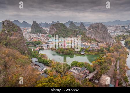 Malerischer Blick auf den Mulong-See und die Stadt Guilin vom Gipfel des Diecai-Berges, horizontales Bild mit Kopierraum Stockfoto