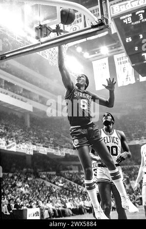 Julius Erving (6) Philadelphia 76ers, Robert Parish (00) Boston Celtics 1982 Stockfoto