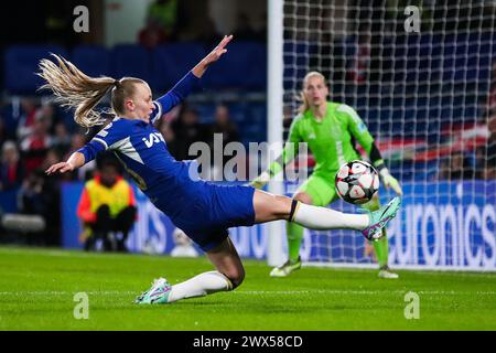 London, Großbritannien. März 2024. Chelsea's Aggie Beever-Jones nimmt während des Chelsea FC Women gegen Ajax Women UEFA Women's Champions League Quarter-Final am 27. März 2024 in Stamford Bridge, London, England, Vereinigtes Königreich eine Berührung auf. Credit: Every Second Media/Alamy Live News Stockfoto