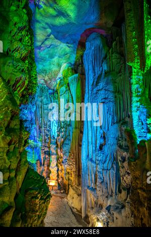 Die wunderschön beleuchteten Schilfflötenhöhlen zeigen den Kristallpalast des Drachenkönigs. Befindet sich in Guilin, Guangxi Provine, China Stockfoto