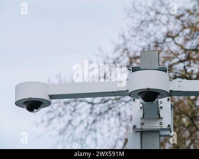 Eine Nahaufnahme zeigt zwei Kameras, die fest an einem Stab montiert sind und bereit sind, jedes Detail präzise und klar aufzunehmen und erweiterte Überwachungs- und Überwachungsfunktionen zu bieten. Stockfoto