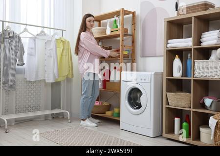 Schöne junge Frau mit Serviettenkorb in der Wäscherei Stockfoto