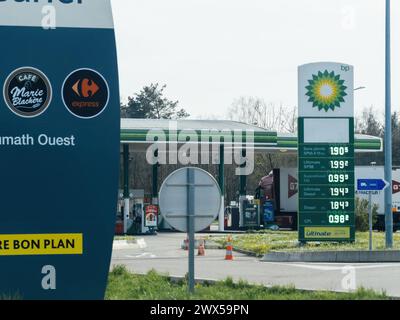 Haguenau, Frankreich - 20. März 2024: Eine BP-Tankstelle in Haguenau, Frankreich, zeigt die Kraftstoffpreise, einschließlich bleifreier und Diesel, vor dem Hintergrund des Servicegebiets Stockfoto