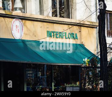 Straßburg, Frankreich - 20. März 2024: Ein Geschäft der Floristik Interflora mit einer grünen Markise, die Schatten und Schutz vor den Elementen bietet. Stockfoto