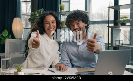 Glückliche Geschäftsleute ethnische Geschlechtervielfalt Mitarbeiter Arabischer Geschäftsmann indische Geschäftsfrau Kollegen arbeiten mit Laptop mit Daumen zusammen Stockfoto