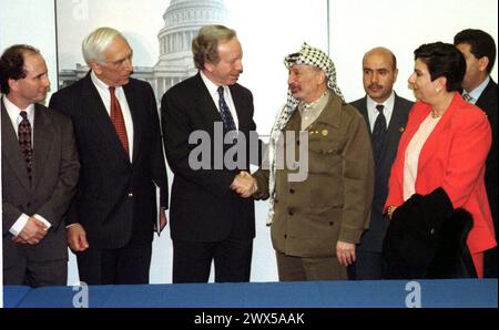 Der palästinensische Führer Yassir Arafat wird zu einem Treffen mit Senatoren der Vereinigten Staaten von Senator Joseph I. begrüßt Lieberman (Demokrat von Connecticut) am 4. März 1997 in Washington, DC. (L-R) US-Senator Paul Wellstone (Demokrat von Minnesota), US-Senator Frank Lautenberg (Demokrat von New Jersey), Senator Lieberman, Vorsitzender Arafat, palästinensischer Vertreter in den Vereinigten Staaten Hassan Rahman und palästinensisches Kabinettsmitglied Hanan Ashrawi.Credit: Ron Sachs/CNP/SIPA USA Credit: SIPA USA/Alamy Live News Stockfoto