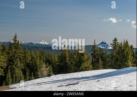 Der Mount McLoughlin (L) und der Union Peak (R) von Oregon aus gesehen vom Rand des Crater Lake. Stockfoto