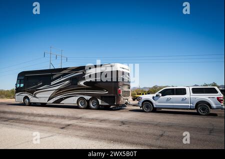 Ein großes Wohnmobil im Busstil des La Post Tyson Wash Bureau of Land Management Langzeitbesucherbereich und Campingplatz. Quarzit AZ, USA. Stockfoto