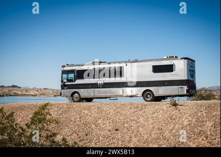 Ein großes Wohnmobil im Busstil, das am Ufer des Lake Havasu geparkt wird. Lake Havasu City, USA. Stockfoto