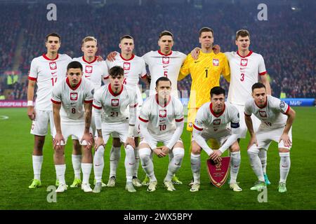 Cardiff, Großbritannien. März 2024. Polnische Mannschaftsspieler posieren für ein Gruppenfoto während des Qualifikationsspiels zur UEFA-Europameisterschaft (Play-off) zwischen Wales und Polen im Cardiff City Stadium. Endstand; Wales 0:0 Polen (Elfmeter; 4:5). (Foto: Grzegorz Wajda/SOPA Images/SIPA USA) Credit: SIPA USA/Alamy Live News Stockfoto