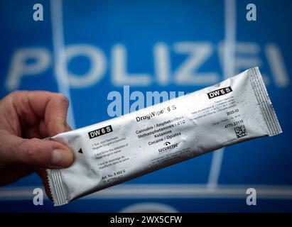 Trebbin, Deutschland. März 2024. Ein Polizist besitzt ein DrugWipe 6 S Testkit, um Straßenverbraucher auf Cannabis, Amphetamine, XTC, Ketamin, Kokain und Opiate während einer Verkehrsunterbrechung in der Berliner Straße zu testen. Am 22. März hat der Bundesrat den Weg für die teilweise Legalisierung von Cannabis am 1. April frei gemacht. Quelle: Soeren Stache/dpa/Alamy Live News Stockfoto