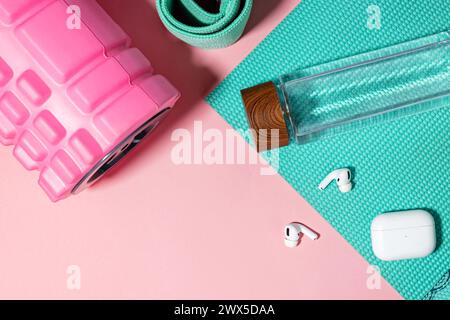 Trainingsaccessoires auf rosa Hintergrund. Fitness-, Trainings- oder Yoga-Gegenstände flach liegen Stockfoto