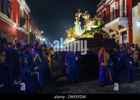 Antigua, Guatemala. März 2024. Costaleros tragen den gewaltigen Jesús Nazareno del Milagro Prozessionszug durch die Straßen während der traditionellen Santa Semana feiert die Karwoche am 27. März 2024 in Antigua, Guatemala. Die opulenten Prozessionen, detailgetreuen Alfombras und jahrhundertealten Traditionen ziehen mehr als 1 Million Menschen in die alte Hauptstadt. Quelle: Richard Ellis/Richard Ellis/Alamy Live News Stockfoto