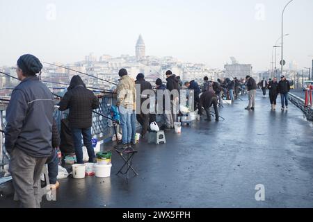 Türkei istanbul 12. januar 2023. Fischer mit Rute, Spinnrolle auf Brücke Stockfoto