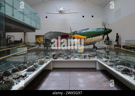 Im Yushukan Museum ist ein raketenbetriebenes, menschengesteuertes Kamikaze-Angriffsflugzeug Ohka mit einem Tauchbomber der Kaiserlichen Japanischen Marine Suisei und anderen Relikten zu sehen. Yasukuni-Schrein. Tokio. Japan Stockfoto