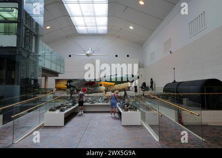 Innenansicht des Yushukan Museums mit einem Tauchbomber der Kaiserlichen Japanischen Marine Suisei und einer Raketenflugbombe Ohka für Kamikaze-Angriff. Yasukuni-Schrein. Tokio. Japan Stockfoto