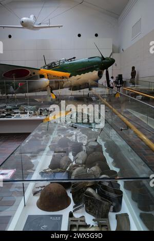 Im Yushukan Museum ist ein raketenbetriebenes, menschengesteuertes Kamikaze-Angriffsflugzeug Ohka mit einem Tauchbomber der Kaiserlichen Japanischen Marine Suisei und anderen Relikten zu sehen. Yasukuni-Schrein. Tokio. Japan Stockfoto