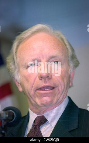 Joe Lieberman stirbt im Alter von 82 Jahren in den USA. Joseph Isadore Lieberman (1942–2024), ehemaliger US-Senator, Kandidat für den demokratischen Vizepräsidenten mit Al Gore bei der US-Wahl 2000 und Präsidentschaftskandidat für 2004 in der demokratischen Vorwahl, starb am 27. März 2024 in New York City. Lieberman spricht am 20. November 2003 im Silicon Valley Commonwealth Club in Palo Alto, Kalifornien. Der Titel seiner 45-minütigen Wahlkampfrede lautete „The Foxes Guarding the Foxes“, in der er den damaligen republikanischen Präsidenten George W. Bush kritisierte. Lieberman war sechs Amtsperioden als Senator der Vereinigten Staaten (1988–2013). Stockfoto