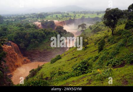 Blue Nil River in der Nähe von Bahir dar mit Wasserfällen in der Ferne Stockfoto