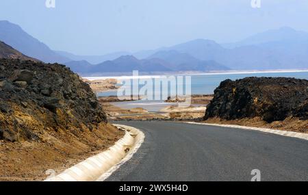 Die Straße zum Assal-See, dem tiefsten Punkt Afrikas, in der Danakil-Wüste Dschibutis Stockfoto
