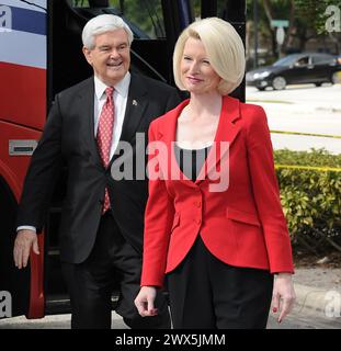 CORAL SPRINGS, FL – 25. JANUAR: Der hoffnungsvolle Präsident der Republikaner Newt Gingrich und seine Frau Callista Gingrich halten eine Kundgebung auf dem Parkplatz des Wings Plus Restaurants ab. Am 25. Januar 2012 in Coral Springs (Florida): Newt Gingrich Callista Gingrich Stockfoto