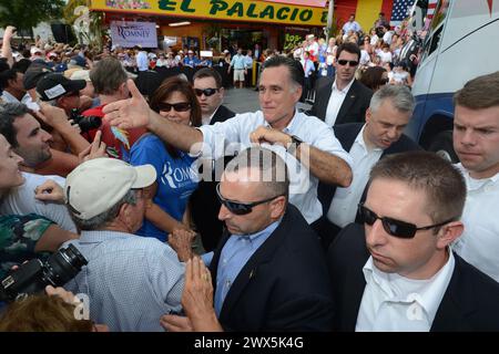 MIAMI, FL - 13. August: Romney im El Palacio de los Jugos, die von Reinaldo Bermudez Besitz ist erschienen. Gerichtsakten zeigen, daß Bermudez schuldig im Anklagepunkt Verschwörung Kokain 1999 zu verteilen plädierte und diente drei Jahre im Bundesgefängnis. Der republikanische Präsidentschaftskandidat und ehemaliger Gouverneur von Massachusetts, Mitt Romney während einer Kundgebung im Palacio De Los Jugos nach Ankündigung Rep. Paul Ryan (R-WI) als seine laufenden Gehilfen. Willard Mitt Romney (12. März 1947) ist ein US-amerikanischer Geschäftsmann und Politiker, ist der vermutliche Kandidaten der Republikanischen Partei für das Amt des Präsidenten von t Stockfoto