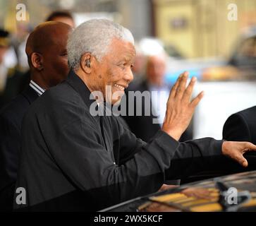 Aktuelle NACHRICHTEN - DATEIFOTO - ORIG-FOTO AUFGENOMMEN - Der Ehemalige südafrikanische Präsident Nelson Mandela ist abgebildet und verlässt Londons Dorchester Hotel für eine besondere Party im Hyde Park, um seinen 90. Geburtstag am 27.06.2008 LONDON, ENGLAND - 26. FEBRUAR zu feiern: 1993 der Nobelpreisträger Nelson Mandela erholt sich nach diagnostischer Bauchoperation gut im Krankenhaus. Der ehemalige südafrikanische Führer Nelson Mandela wurde am Sonntag nach erfolgreicher Behandlung wegen einer Bauchbeschwerde aus dem Krankenhaus entlassen. Der 93-jährige Ex-Chef wurde einer Laparoskopie unterzogen - ein Verfahren, bei dem der Abd Stockfoto