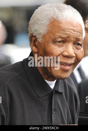 Aktuelle NACHRICHTEN - DATEIFOTO - ORIG-FOTO AUFGENOMMEN - Der Ehemalige südafrikanische Präsident Nelson Mandela ist abgebildet und verlässt Londons Dorchester Hotel für eine besondere Party im Hyde Park, um seinen 90. Geburtstag am 27.06.2008 LONDON, ENGLAND - 26. FEBRUAR zu feiern: 1993 der Nobelpreisträger Nelson Mandela erholt sich nach diagnostischer Bauchoperation gut im Krankenhaus. Der ehemalige südafrikanische Führer Nelson Mandela wurde am Sonntag nach erfolgreicher Behandlung wegen einer Bauchbeschwerde aus dem Krankenhaus entlassen. Der 93-jährige Ex-Chef wurde einer Laparoskopie unterzogen - ein Verfahren, bei dem der Abd Stockfoto