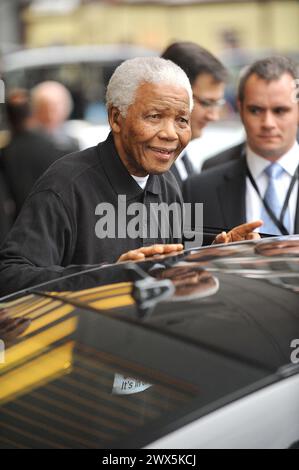 Aktuelle NACHRICHTEN - DATEIFOTO - ORIG-FOTO AUFGENOMMEN - Der Ehemalige südafrikanische Präsident Nelson Mandela ist abgebildet und verlässt Londons Dorchester Hotel für eine besondere Party im Hyde Park, um seinen 90. Geburtstag am 27.06.2008 LONDON, ENGLAND - 26. FEBRUAR zu feiern: 1993 der Nobelpreisträger Nelson Mandela erholt sich nach diagnostischer Bauchoperation gut im Krankenhaus. Der ehemalige südafrikanische Führer Nelson Mandela wurde am Sonntag nach erfolgreicher Behandlung wegen einer Bauchbeschwerde aus dem Krankenhaus entlassen. Der 93-jährige Ex-Chef wurde einer Laparoskopie unterzogen - ein Verfahren, bei dem der Abd Stockfoto