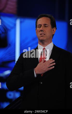 JACKSONVILLE, FL – 26. JANUAR: Republikanische Präsidentschaftskandidaten (L-R), ehemaliger US-Senator Rick Santorum, ehemaliger Sprecher des Repräsentantenhauses Newt Gingrich (R-GA), der ehemalige Gouverneur von Massachusetts Romney und der US-Rep. Ron Paul (R-TX) legen ihre Hände über ihre Herzen während der Nationalhymne zu Beginn einer Debatte, die von CNN, der Republican Party of Florida und dem Hispanic Leadership Network am 26. Januar an der University North Florida gesponsert wurde. 2012 in Jacksonville, Florida. Die Debatte ist die letzte vor den Vorwahlen in Florida am 31. Januar. Personen: Rick Santorum Getriebe Ref.: MNC1 muss c Stockfoto