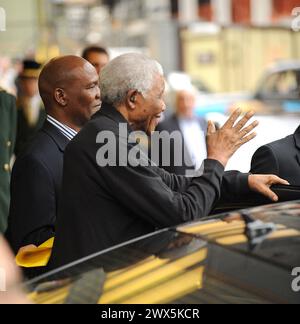Aktuelle NACHRICHTEN - DATEIFOTO - ORIG-FOTO AUFGENOMMEN - Der Ehemalige südafrikanische Präsident Nelson Mandela ist abgebildet und verlässt Londons Dorchester Hotel für eine besondere Party im Hyde Park, um seinen 90. Geburtstag am 27.06.2008 LONDON, ENGLAND - 26. FEBRUAR zu feiern: 1993 der Nobelpreisträger Nelson Mandela erholt sich nach diagnostischer Bauchoperation gut im Krankenhaus. Der ehemalige südafrikanische Führer Nelson Mandela wurde am Sonntag nach erfolgreicher Behandlung wegen einer Bauchbeschwerde aus dem Krankenhaus entlassen. Der 93-jährige Ex-Chef wurde einer Laparoskopie unterzogen - ein Verfahren, bei dem der Abd Stockfoto