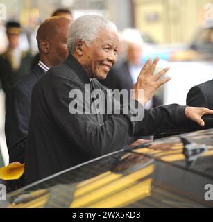 Aktuelle NACHRICHTEN - DATEIFOTO - ORIG-FOTO AUFGENOMMEN - Der Ehemalige südafrikanische Präsident Nelson Mandela ist abgebildet und verlässt Londons Dorchester Hotel für eine besondere Party im Hyde Park, um seinen 90. Geburtstag am 27.06.2008 LONDON, ENGLAND - 26. FEBRUAR zu feiern: 1993 der Nobelpreisträger Nelson Mandela erholt sich nach diagnostischer Bauchoperation gut im Krankenhaus. Der ehemalige südafrikanische Führer Nelson Mandela wurde am Sonntag nach erfolgreicher Behandlung wegen einer Bauchbeschwerde aus dem Krankenhaus entlassen. Der 93-jährige Ex-Chef wurde einer Laparoskopie unterzogen - ein Verfahren, bei dem der Abd Stockfoto