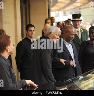 Aktuelle NACHRICHTEN - DATEIFOTO - ORIG-FOTO AUFGENOMMEN - Der Ehemalige südafrikanische Präsident Nelson Mandela ist abgebildet und verlässt Londons Dorchester Hotel für eine besondere Party im Hyde Park, um seinen 90. Geburtstag am 27.06.2008 LONDON, ENGLAND - 26. FEBRUAR zu feiern: 1993 der Nobelpreisträger Nelson Mandela erholt sich nach diagnostischer Bauchoperation gut im Krankenhaus. Der ehemalige südafrikanische Führer Nelson Mandela wurde am Sonntag nach erfolgreicher Behandlung wegen einer Bauchbeschwerde aus dem Krankenhaus entlassen. Der 93-jährige Ex-Chef wurde einer Laparoskopie unterzogen - ein Verfahren, bei dem der Abd Stockfoto