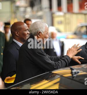 Aktuelle NACHRICHTEN - DATEIFOTO - ORIG-FOTO AUFGENOMMEN - Der Ehemalige südafrikanische Präsident Nelson Mandela ist abgebildet und verlässt Londons Dorchester Hotel für eine besondere Party im Hyde Park, um seinen 90. Geburtstag am 27.06.2008 LONDON, ENGLAND - 26. FEBRUAR zu feiern: 1993 der Nobelpreisträger Nelson Mandela erholt sich nach diagnostischer Bauchoperation gut im Krankenhaus. Der ehemalige südafrikanische Führer Nelson Mandela wurde am Sonntag nach erfolgreicher Behandlung wegen einer Bauchbeschwerde aus dem Krankenhaus entlassen. Der 93-jährige Ex-Chef wurde einer Laparoskopie unterzogen - ein Verfahren, bei dem der Abd Stockfoto